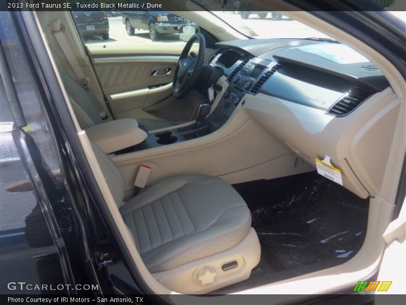 Tuxedo Black Metallic / Dune 2013 Ford Taurus SE