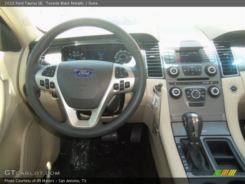 Tuxedo Black Metallic / Dune 2013 Ford Taurus SE