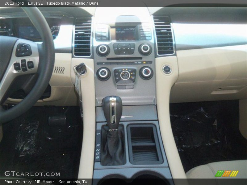 Tuxedo Black Metallic / Dune 2013 Ford Taurus SE