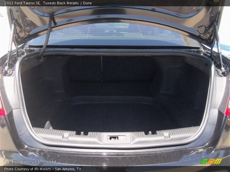 Tuxedo Black Metallic / Dune 2013 Ford Taurus SE