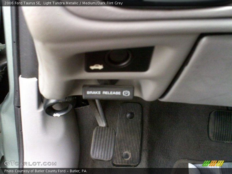 Light Tundra Metallic / Medium/Dark Flint Grey 2006 Ford Taurus SE