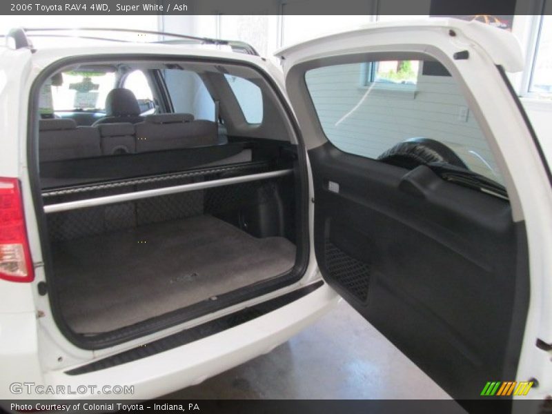 Super White / Ash 2006 Toyota RAV4 4WD