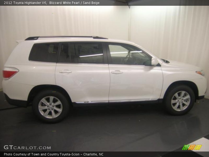 Blizzard White Pearl / Sand Beige 2012 Toyota Highlander V6
