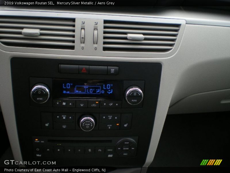 Mercury Sliver Metallic / Aero Grey 2009 Volkswagen Routan SEL