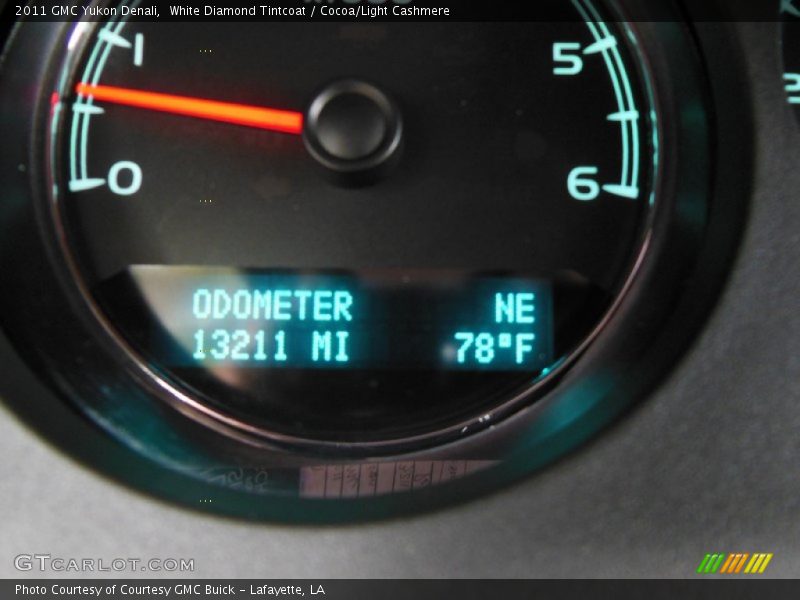 White Diamond Tintcoat / Cocoa/Light Cashmere 2011 GMC Yukon Denali