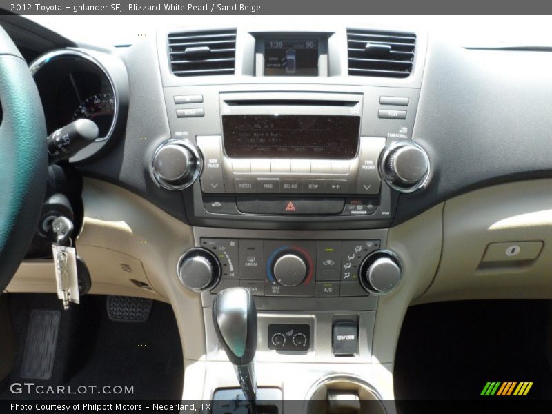 Blizzard White Pearl / Sand Beige 2012 Toyota Highlander SE