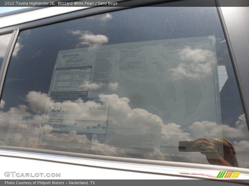 Blizzard White Pearl / Sand Beige 2012 Toyota Highlander SE