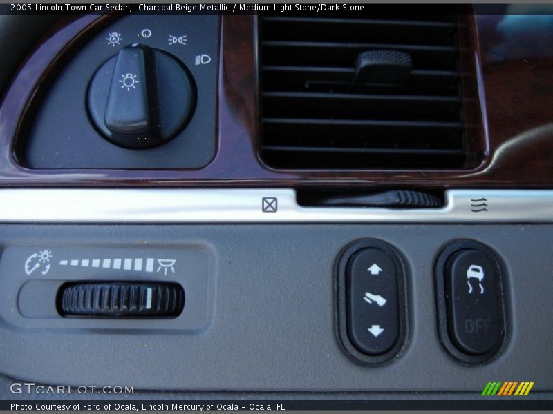 Charcoal Beige Metallic / Medium Light Stone/Dark Stone 2005 Lincoln Town Car Sedan