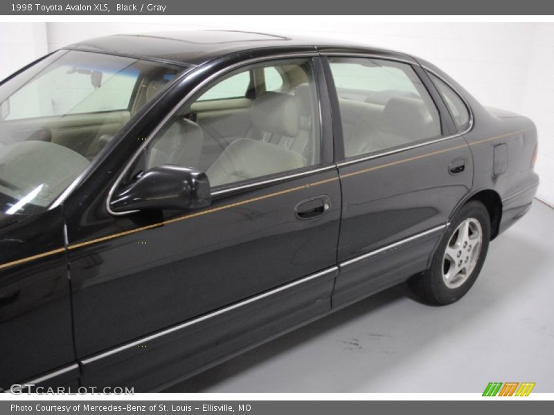 Black / Gray 1998 Toyota Avalon XLS