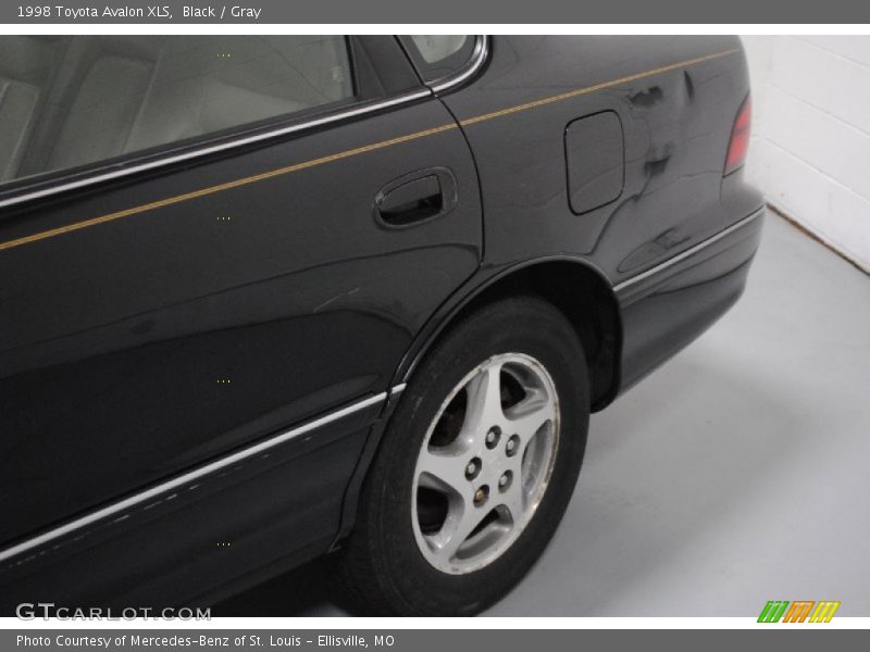 Black / Gray 1998 Toyota Avalon XLS
