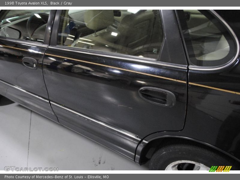 Black / Gray 1998 Toyota Avalon XLS
