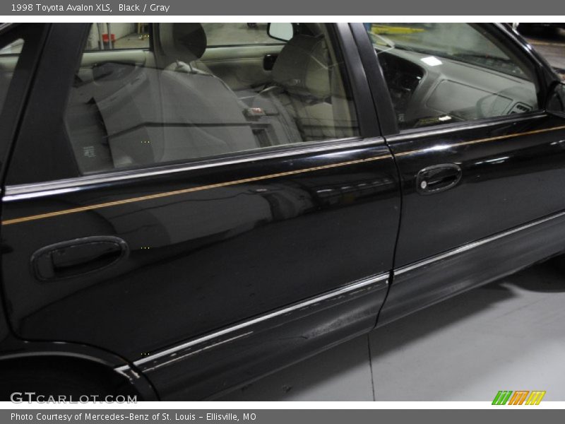Black / Gray 1998 Toyota Avalon XLS