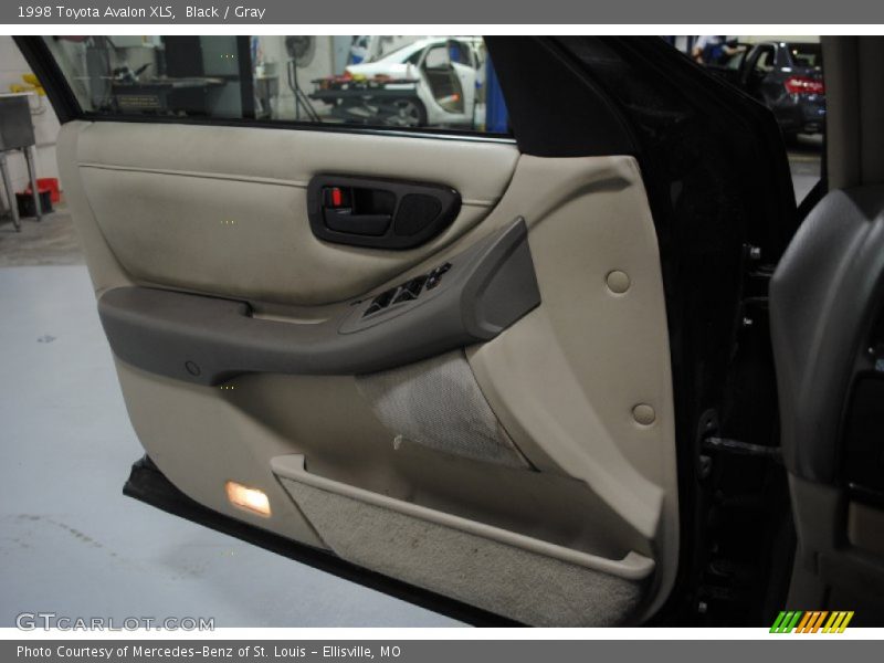 Black / Gray 1998 Toyota Avalon XLS