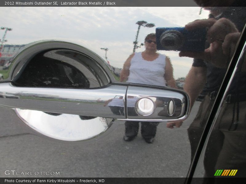 Labrador Black Metallic / Black 2012 Mitsubishi Outlander SE
