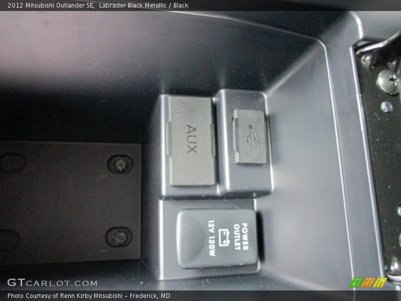 Labrador Black Metallic / Black 2012 Mitsubishi Outlander SE