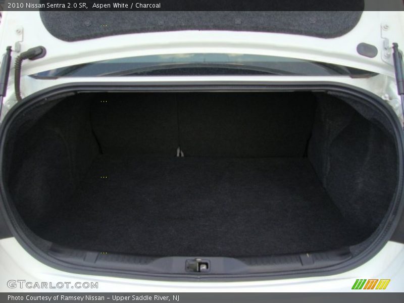 Aspen White / Charcoal 2010 Nissan Sentra 2.0 SR