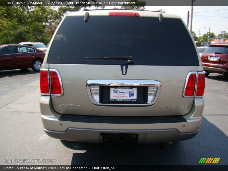 Light French Silk Metallic / Light Parchment 2004 Lincoln Navigator Luxury 4x4
