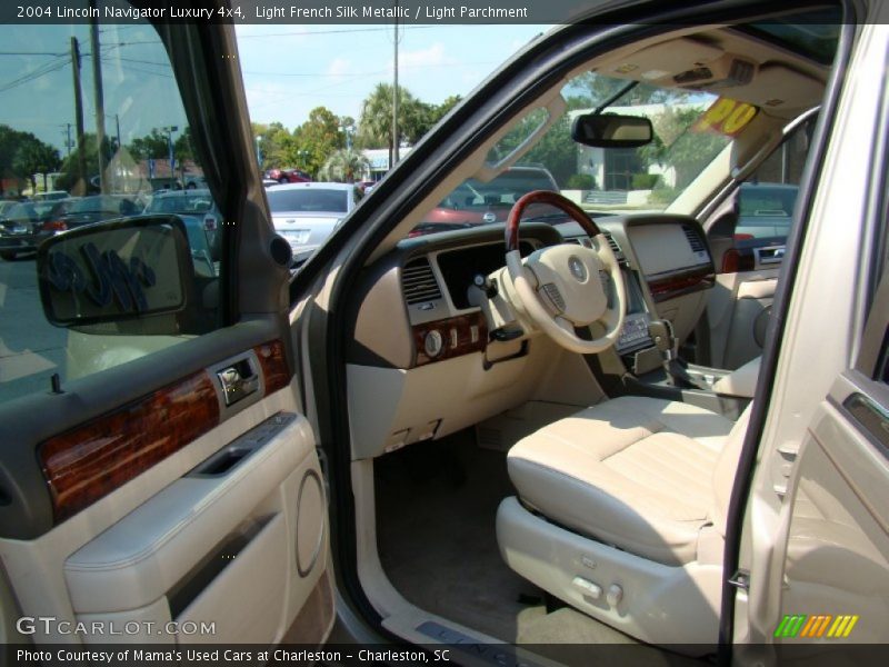 Light French Silk Metallic / Light Parchment 2004 Lincoln Navigator Luxury 4x4