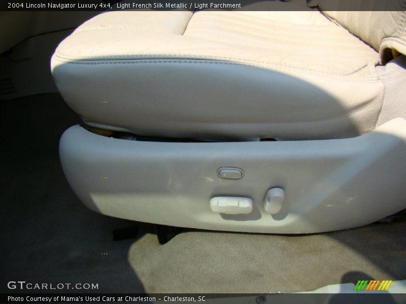 Light French Silk Metallic / Light Parchment 2004 Lincoln Navigator Luxury 4x4