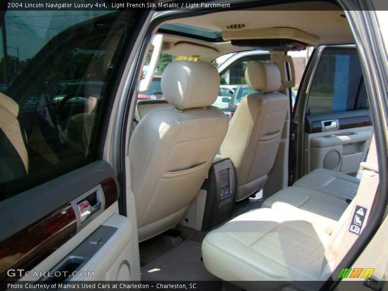 Light French Silk Metallic / Light Parchment 2004 Lincoln Navigator Luxury 4x4