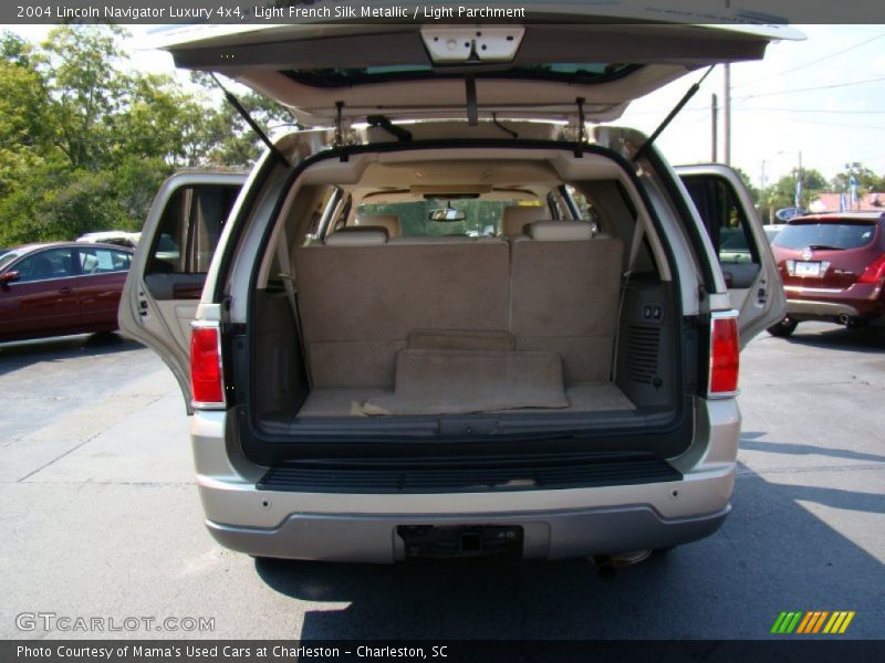 Light French Silk Metallic / Light Parchment 2004 Lincoln Navigator Luxury 4x4