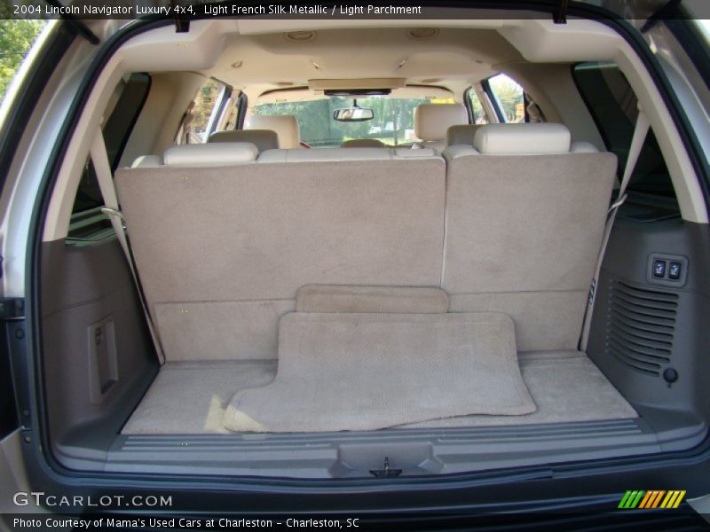 Light French Silk Metallic / Light Parchment 2004 Lincoln Navigator Luxury 4x4