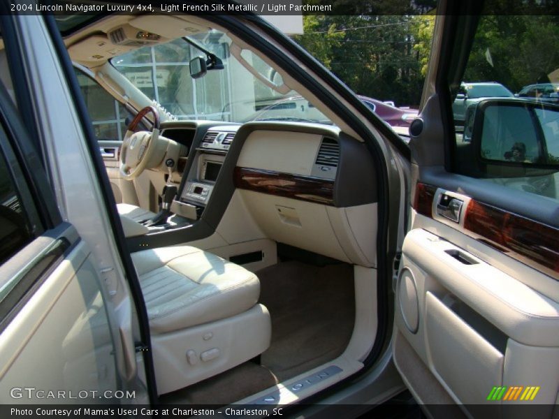 Light French Silk Metallic / Light Parchment 2004 Lincoln Navigator Luxury 4x4