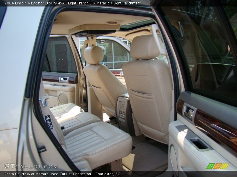 Light French Silk Metallic / Light Parchment 2004 Lincoln Navigator Luxury 4x4