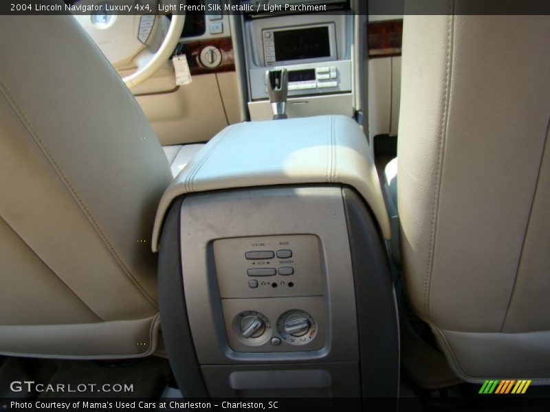 Light French Silk Metallic / Light Parchment 2004 Lincoln Navigator Luxury 4x4