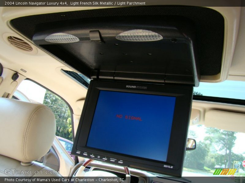 Light French Silk Metallic / Light Parchment 2004 Lincoln Navigator Luxury 4x4