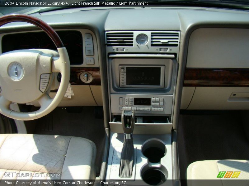 Light French Silk Metallic / Light Parchment 2004 Lincoln Navigator Luxury 4x4