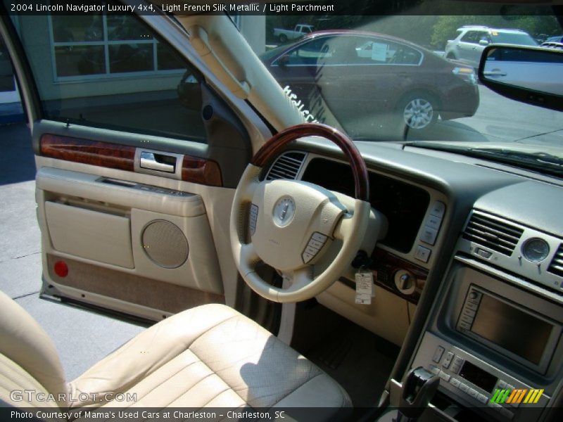 Light French Silk Metallic / Light Parchment 2004 Lincoln Navigator Luxury 4x4