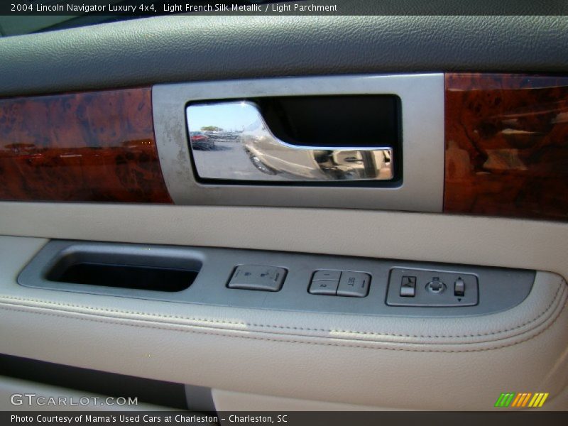 Light French Silk Metallic / Light Parchment 2004 Lincoln Navigator Luxury 4x4