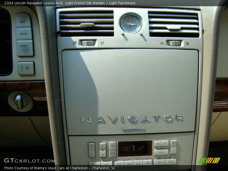 Light French Silk Metallic / Light Parchment 2004 Lincoln Navigator Luxury 4x4