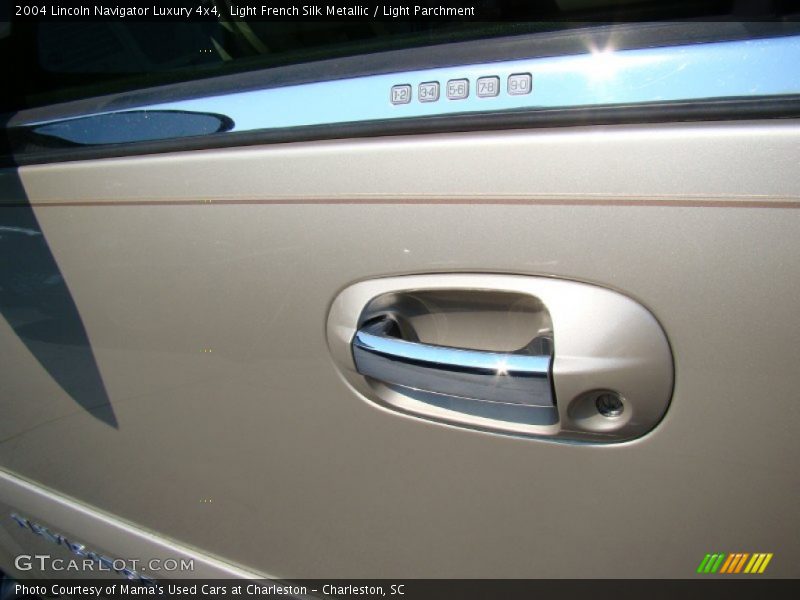 Light French Silk Metallic / Light Parchment 2004 Lincoln Navigator Luxury 4x4