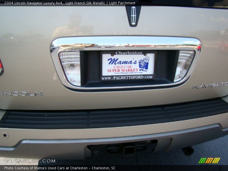 Light French Silk Metallic / Light Parchment 2004 Lincoln Navigator Luxury 4x4
