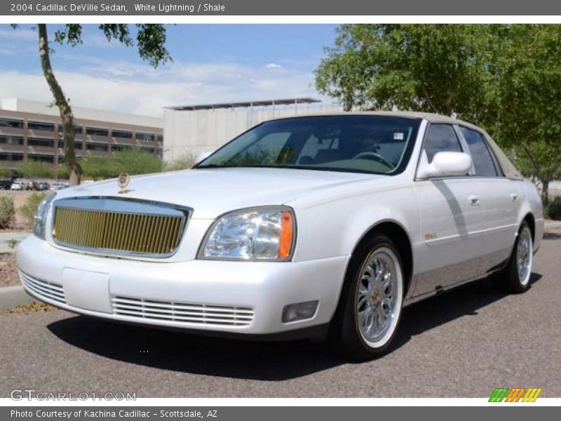 Front 3/4 View of 2004 DeVille Sedan
