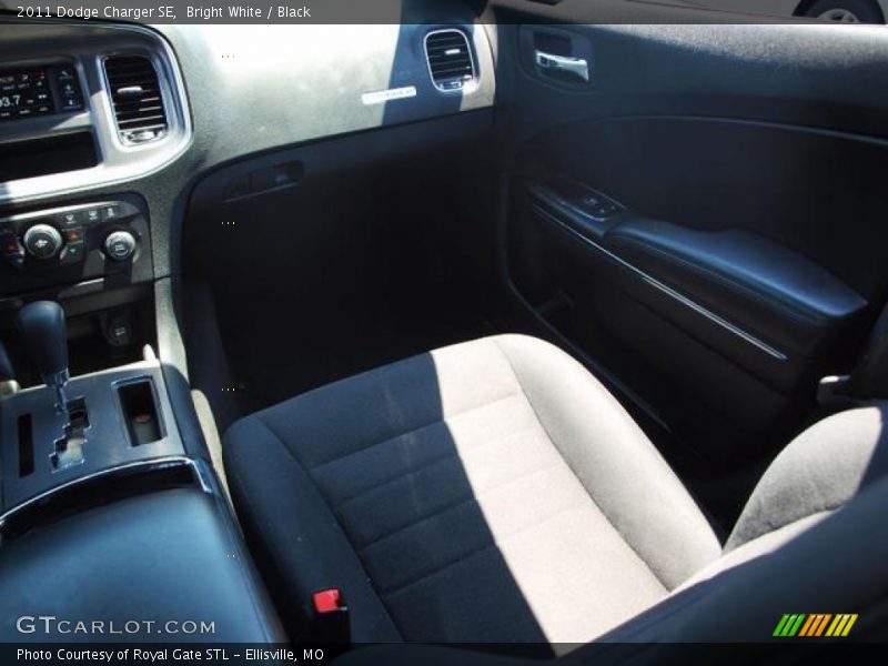 Bright White / Black 2011 Dodge Charger SE