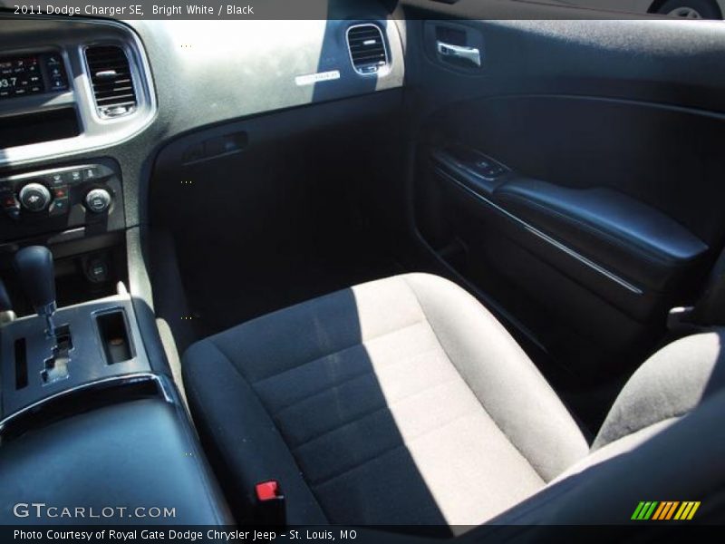 Bright White / Black 2011 Dodge Charger SE