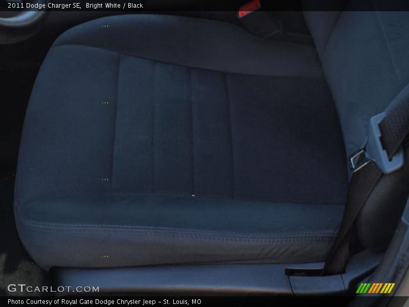 Bright White / Black 2011 Dodge Charger SE