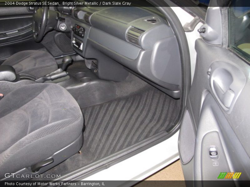 Bright Silver Metallic / Dark Slate Gray 2004 Dodge Stratus SE Sedan