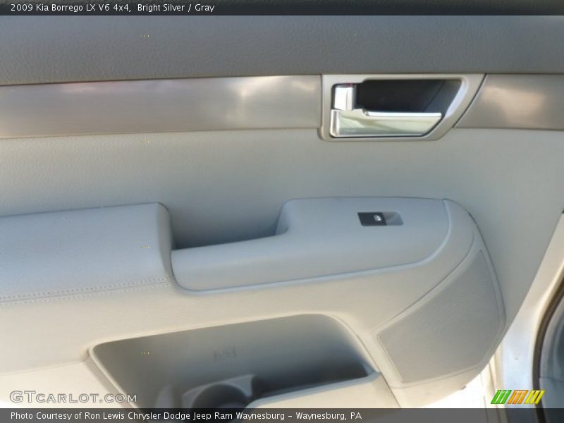 Bright Silver / Gray 2009 Kia Borrego LX V6 4x4
