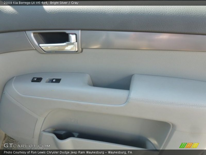 Bright Silver / Gray 2009 Kia Borrego LX V6 4x4