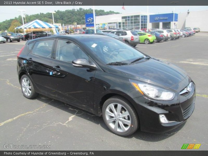 Ultra Black / Gray 2013 Hyundai Accent SE 5 Door