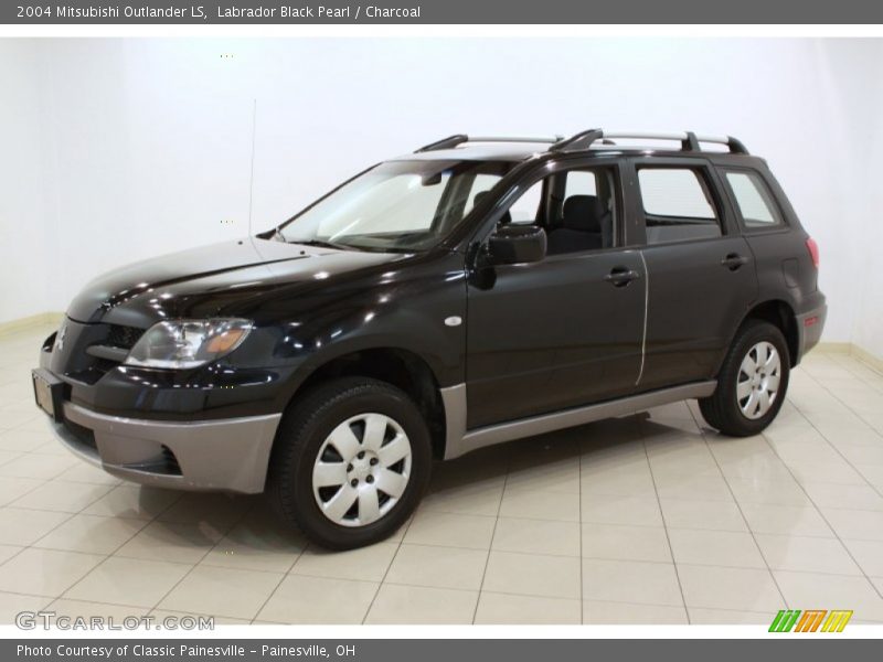 Front 3/4 View of 2004 Outlander LS