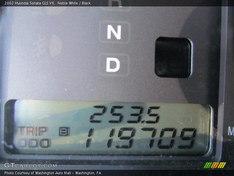 Noble White / Black 2002 Hyundai Sonata GLS V6