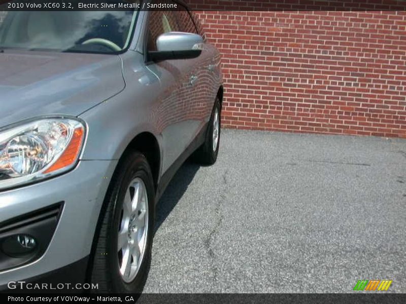 Electric Silver Metallic / Sandstone 2010 Volvo XC60 3.2