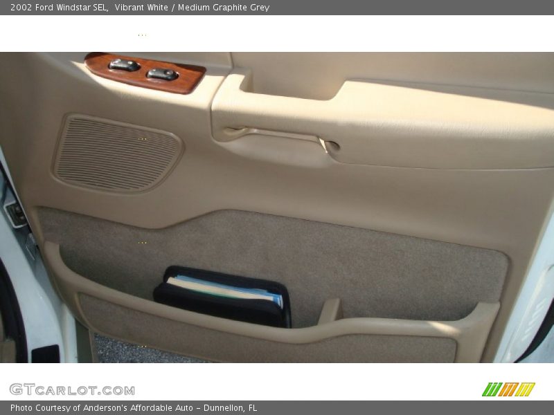Vibrant White / Medium Graphite Grey 2002 Ford Windstar SEL