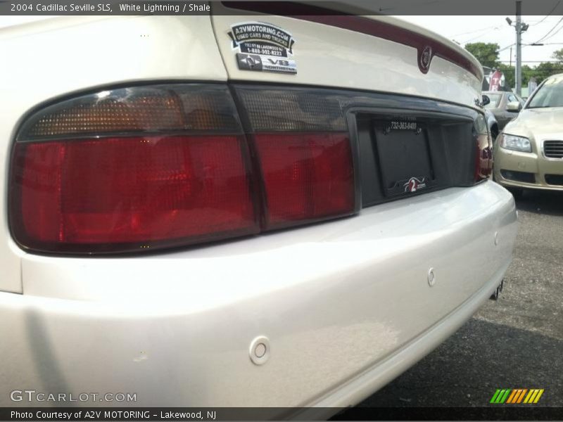 White Lightning / Shale 2004 Cadillac Seville SLS