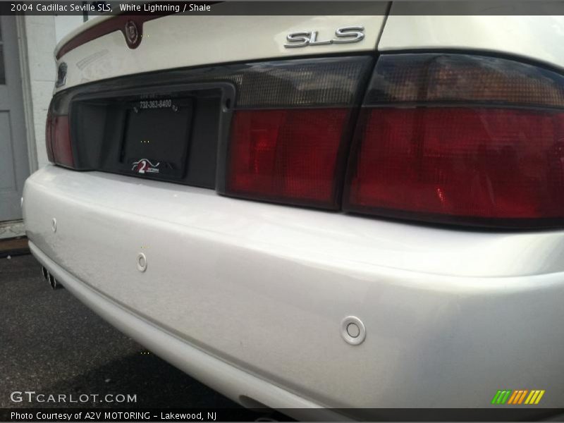 White Lightning / Shale 2004 Cadillac Seville SLS